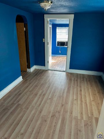 2030 SW Clay ST, Topeka, KS 66604