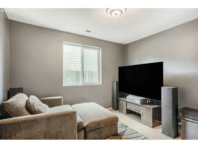 1145 COUNTRY Ln, Woodburn, OR 97071