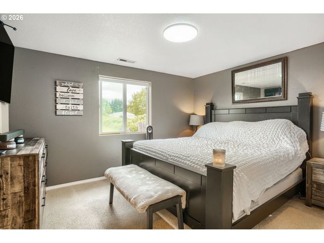 1145 COUNTRY Ln, Woodburn, OR 97071