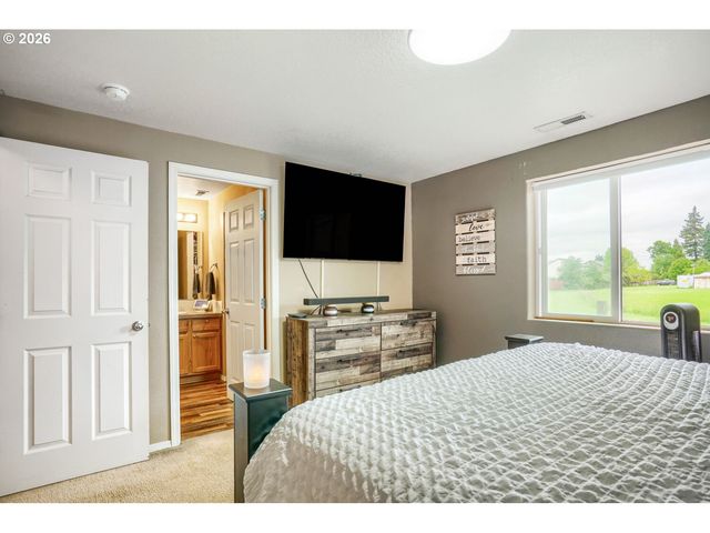 1145 COUNTRY Ln, Woodburn, OR 97071
