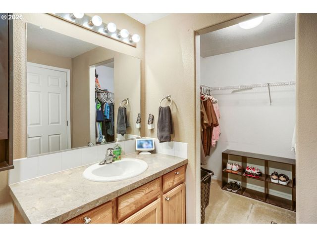 1145 COUNTRY Ln, Woodburn, OR 97071