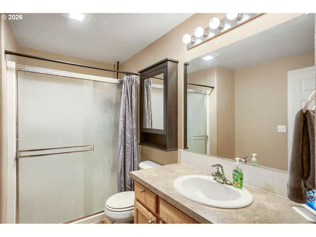 1145 COUNTRY Ln, Woodburn, OR 97071