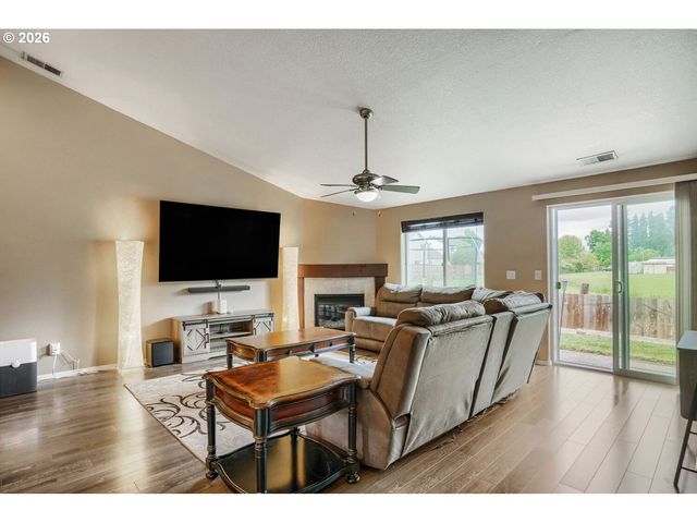 1145 COUNTRY Ln, Woodburn, OR 97071