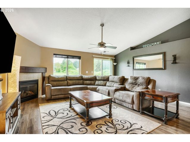1145 COUNTRY Ln, Woodburn, OR 97071