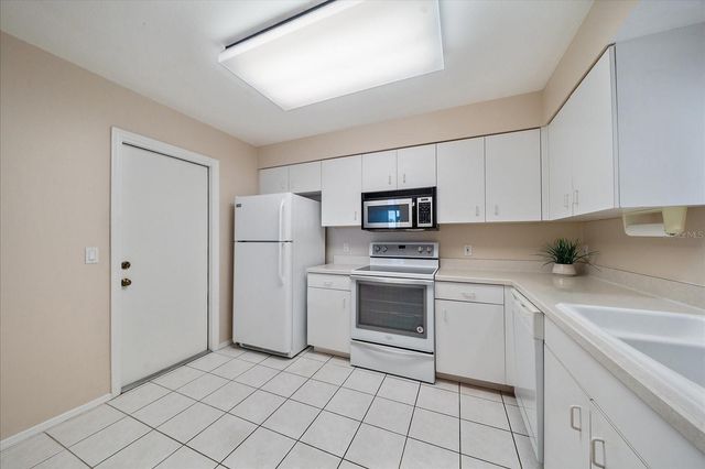 677 IRONWOOD CIRCLE 104, Venice, FL 34292