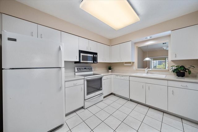 677 IRONWOOD CIRCLE 104, Venice, FL 34292