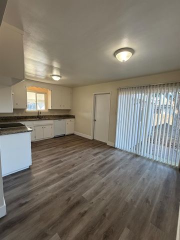 123 Wawona St, Manteca, CA 95337