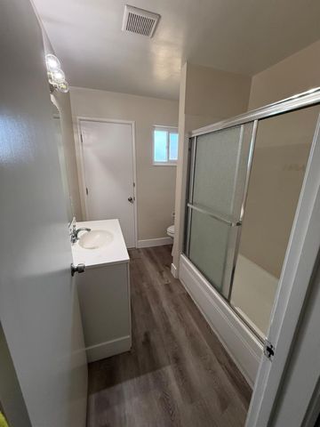 123 Wawona St, Manteca, CA 95337