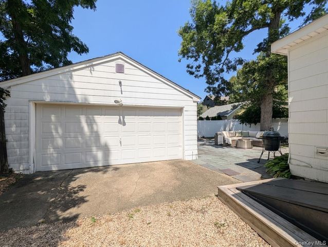 24 Madison Avenue, Bayville, NY 11709