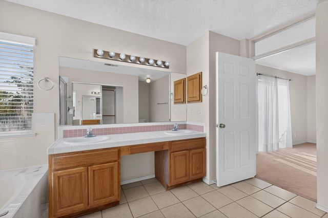 1401 Cerro Crestado Drive NW, Los Lunas, NM 87031