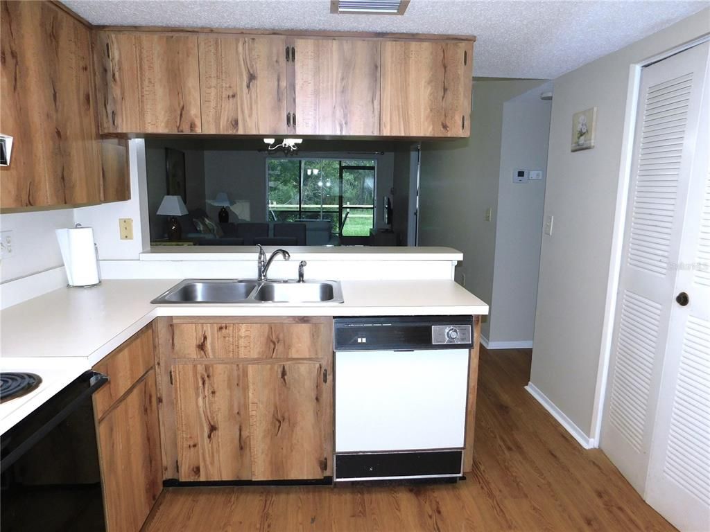 Image 11 of property listing at 105 PALMETTO COURT, Oldsmar, FL 34677