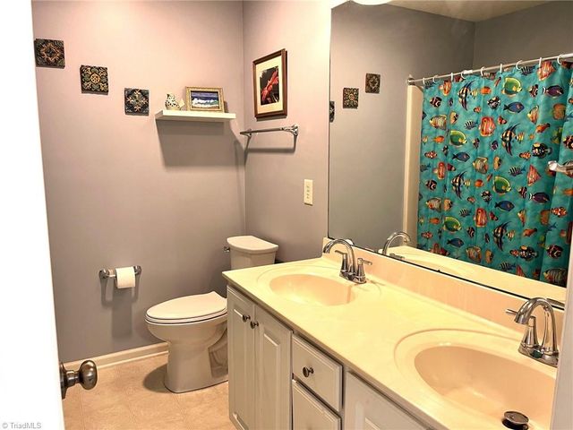 575 Lakewood Glen Court, Winston-salem, NC 27107