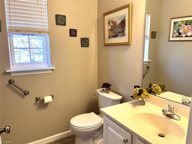 575 Lakewood Glen Court, Winston-salem, NC 27107