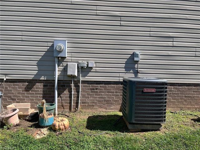 575 Lakewood Glen Court, Winston-salem, NC 27107