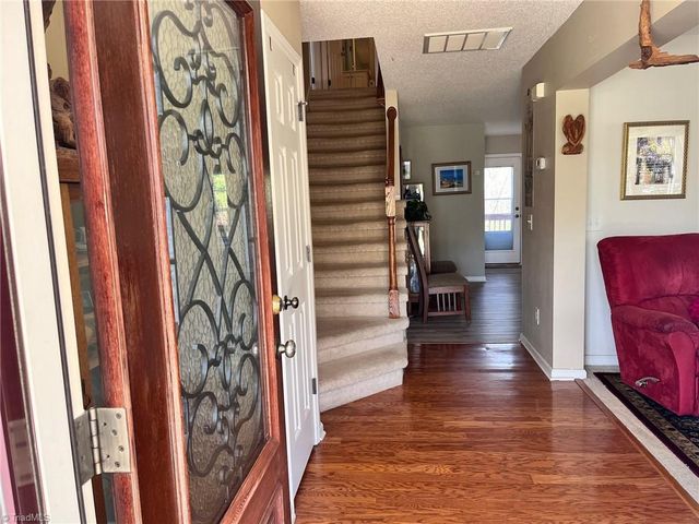 575 Lakewood Glen Court, Winston-salem, NC 27107