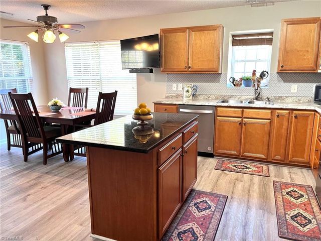 575 Lakewood Glen Court, Winston-salem, NC 27107