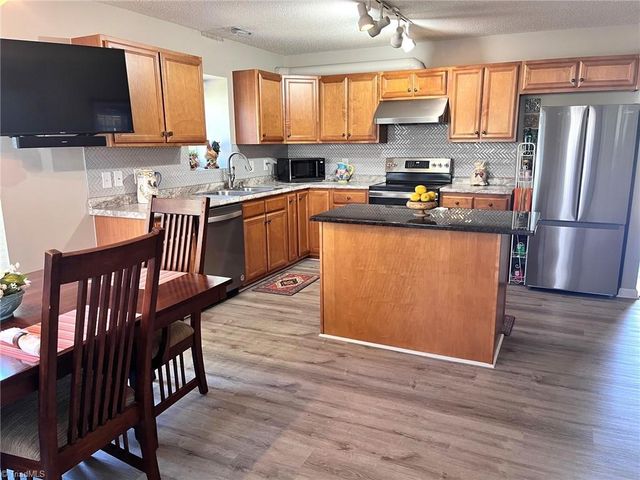 575 Lakewood Glen Court, Winston-salem, NC 27107