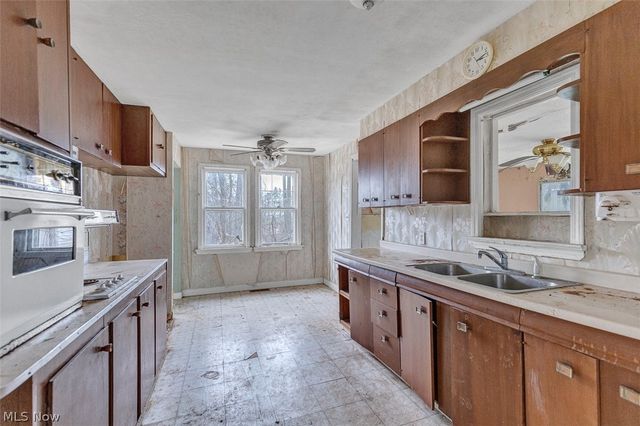 229 W 130th Street, Hinckley, OH 44233