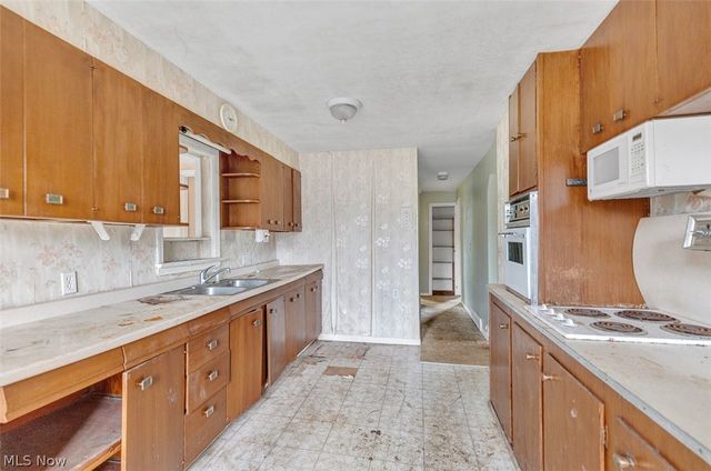 229 W 130th Street, Hinckley, OH 44233