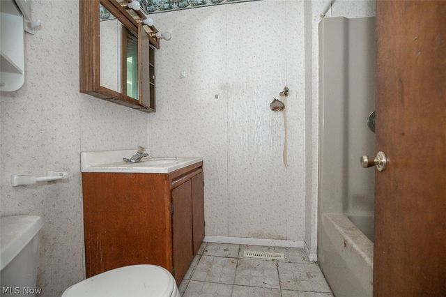 229 W 130th Street, Hinckley, OH 44233