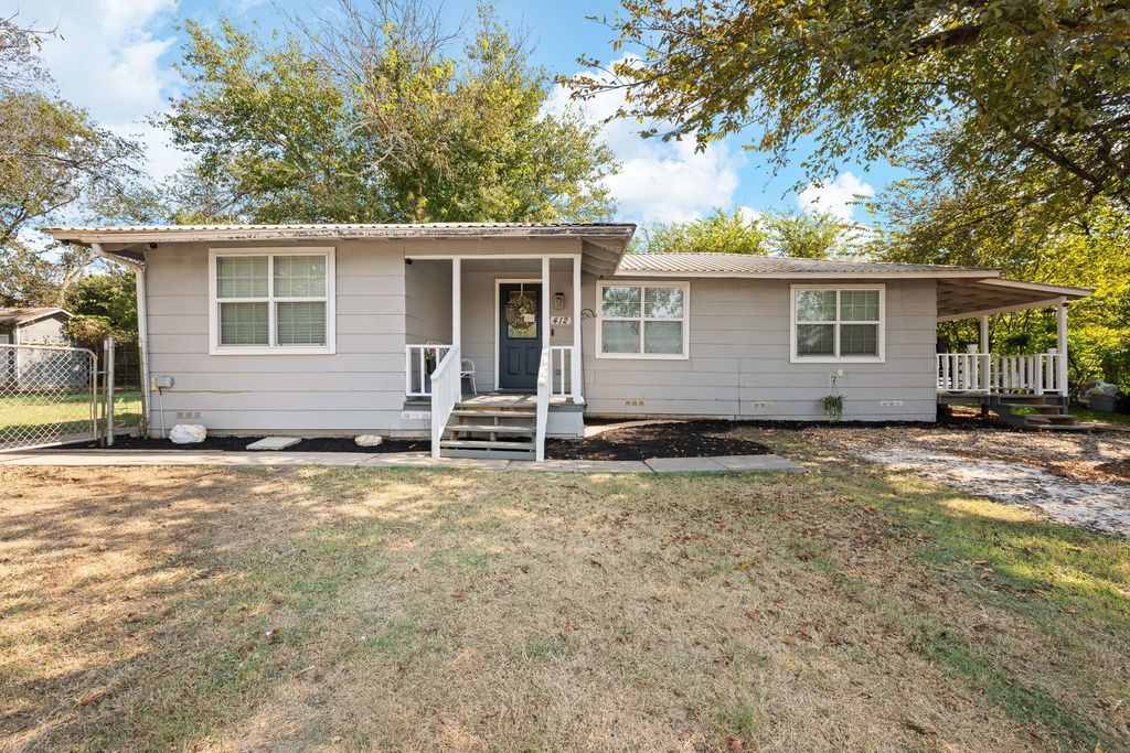 412 W Godley Avenue, Godley, TX 76044
