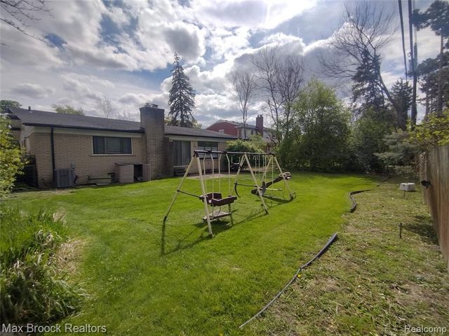 17060 Jeanette Street, Southfield, MI 48075