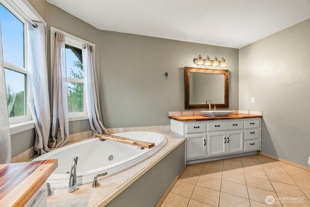 34602 NE 49th Place, La Center, WA 98629