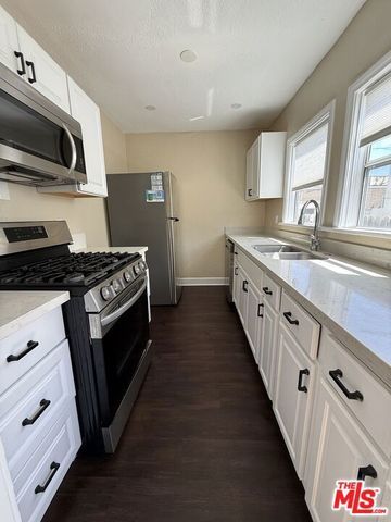 1328 S Bronson Avenue, Los Angeles, CA 90019
