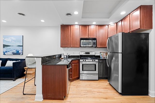 950 W Belle Plaine Avenue 1W, Chicago, IL 60613