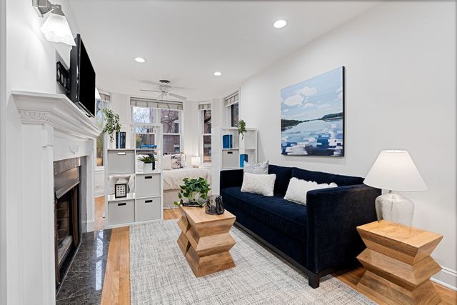 950 W Belle Plaine Avenue 1W, Chicago, IL 60613