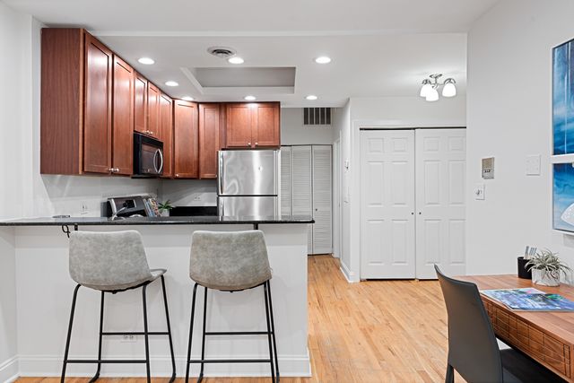 950 W Belle Plaine Avenue 1W, Chicago, IL 60613