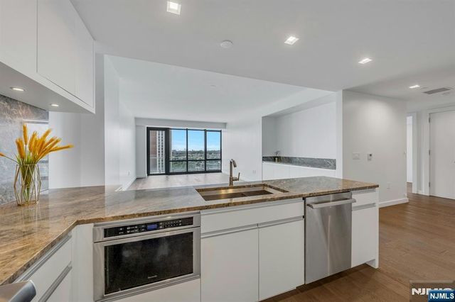 320 Adolphus Avenue 1009, Cliffside Park, NJ 07010