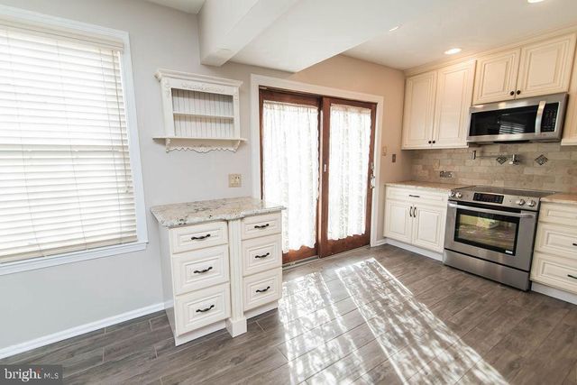 239 OAKRIDGE DR, Langhorne, PA 19047