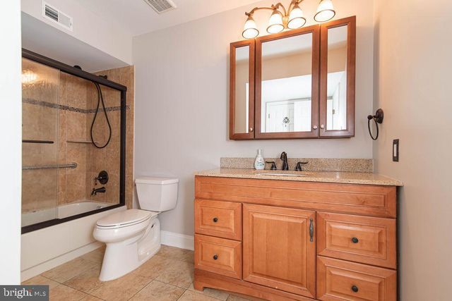 239 OAKRIDGE DR, Langhorne, PA 19047