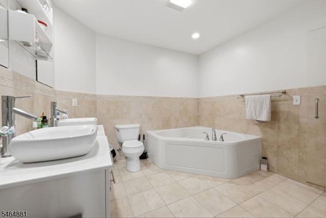 7 Harbor Front Ct. Unit C7, Elizabeth City, NJ 07206