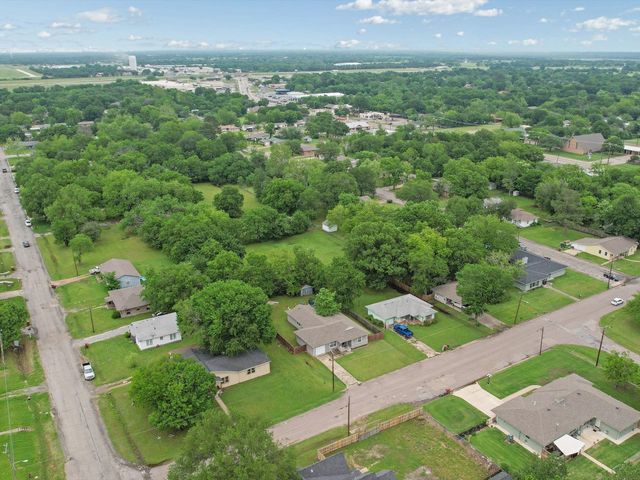 208 W Evans Avenue, Bonham, TX 75418