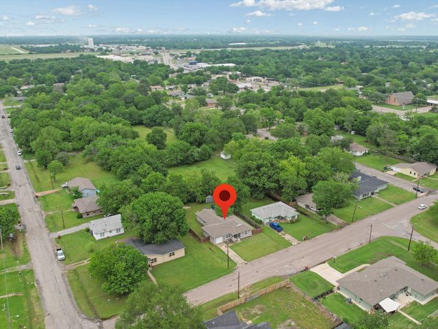 208 W Evans Avenue, Bonham, TX 75418