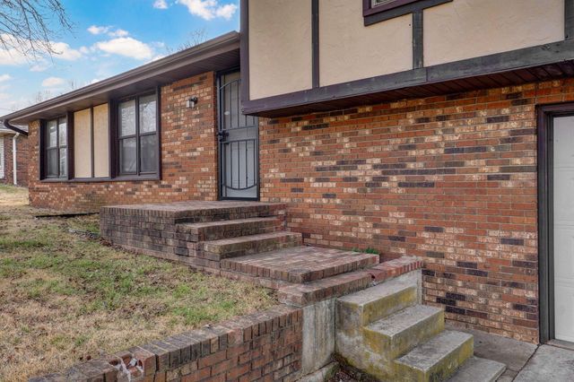 3839 N Stewart Avenue, Springfield, MO 65803