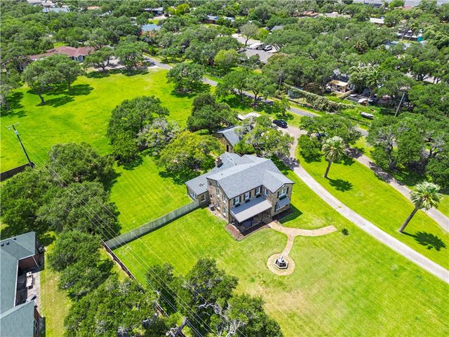 1401 Omohundro St, Rockport, TX 78382