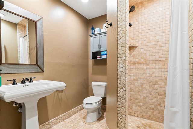 1401 Omohundro St, Rockport, TX 78382