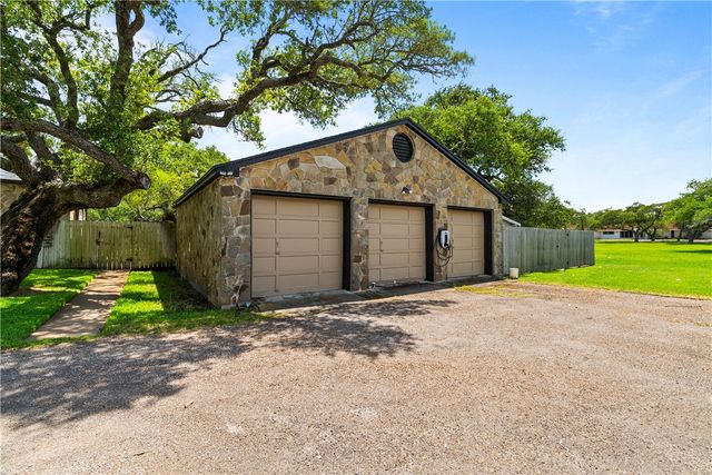 1401 Omohundro St, Rockport, TX 78382