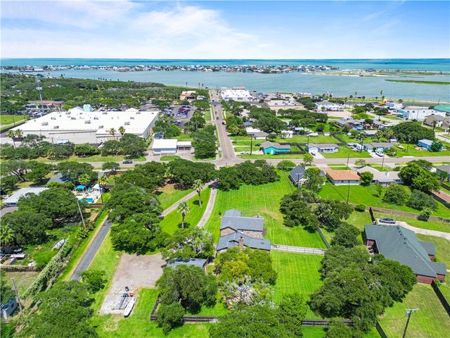 1401 Omohundro St, Rockport, TX 78382