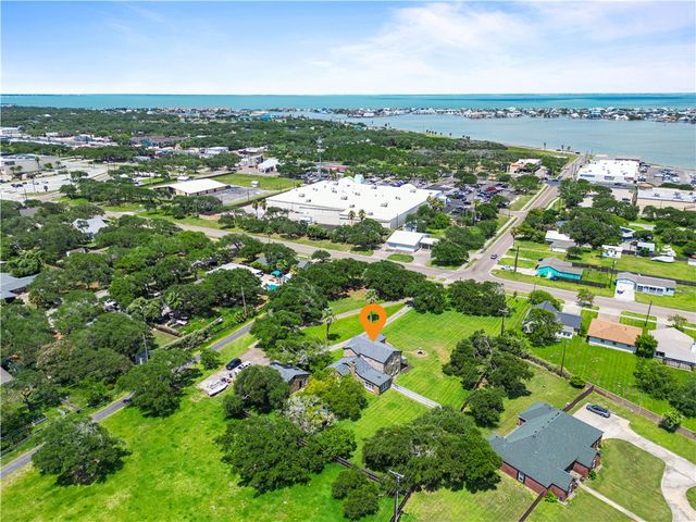 1401 Omohundro St, Rockport, TX 78382