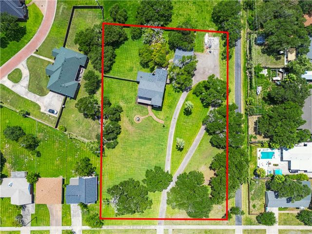 1401 Omohundro St, Rockport, TX 78382