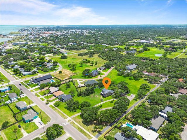 1401 Omohundro St, Rockport, TX 78382