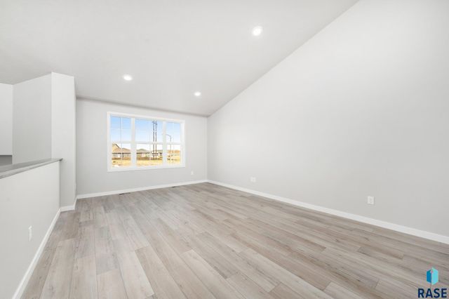 5933 S Coneflower Ave, Sioux Falls, SD 57108