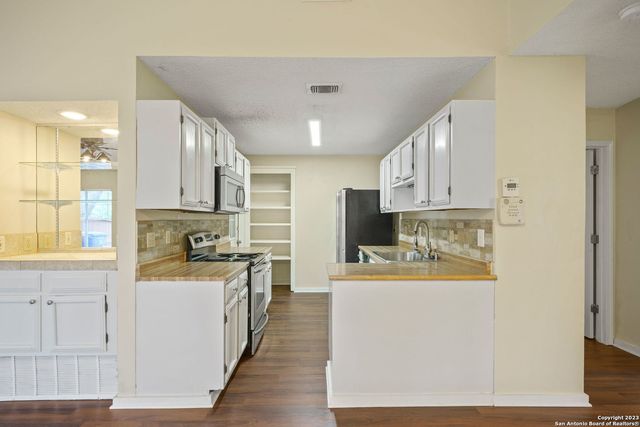 6203 FOX CREEK ST, San Antonio, TX 78247