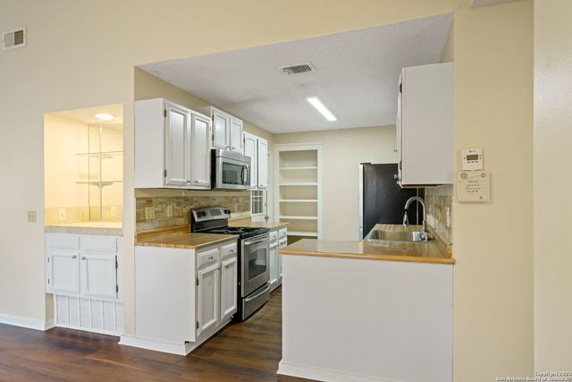 6203 FOX CREEK ST, San Antonio, TX 78247