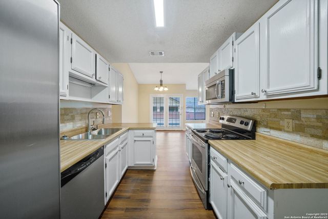 6203 FOX CREEK ST, San Antonio, TX 78247