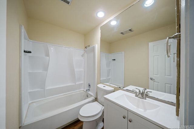 6203 FOX CREEK ST, San Antonio, TX 78247